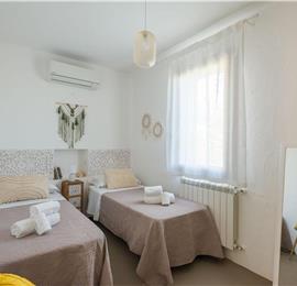 4 bedroom villa with infinity pool, Alcamo, sleeps 6-8